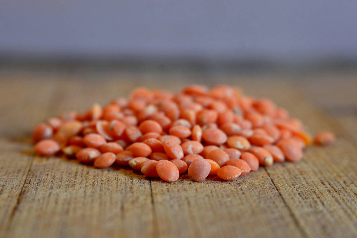 Passato di lenticchie rosse con crostini